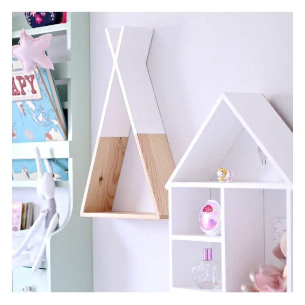 Bílá dřevěná nástěnná polička North Carolina Scandinavian Home Decors Teepee, výška 45 cm v:1167500