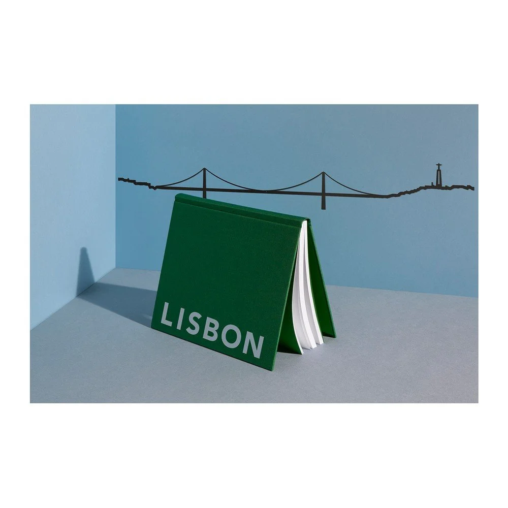 Černá nástěnná dekorace se siluetou města The Line Lisbon v:1248936