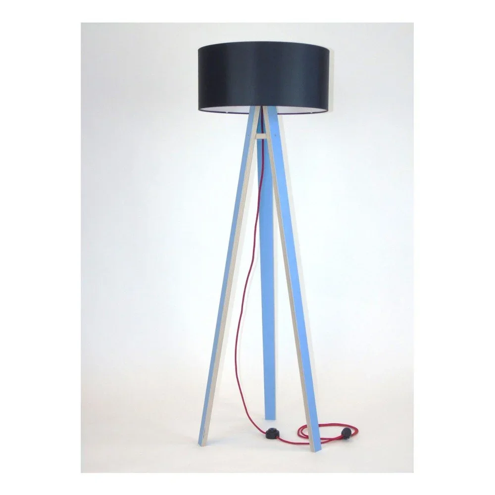 Modrá stojací lampa s černým stínítkem a červeným kabelem Ragaba Wanda v:809726