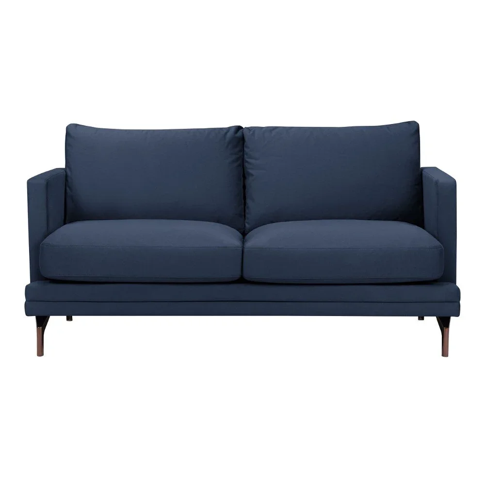Tmavě modrá dvoumístná pohovka s podnožím ve zlaté barvě Windsor & Co Sofas Jupiter v:1070146