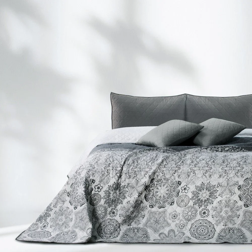 Bílo-šedý oboustranný přehoz z mikrovlákna DecoKing Alhambra, 200 x 220 cm v:947054